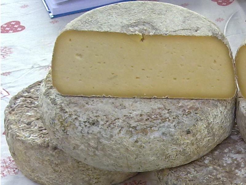 Tome des Pyrénées au lait cru de vache IGP