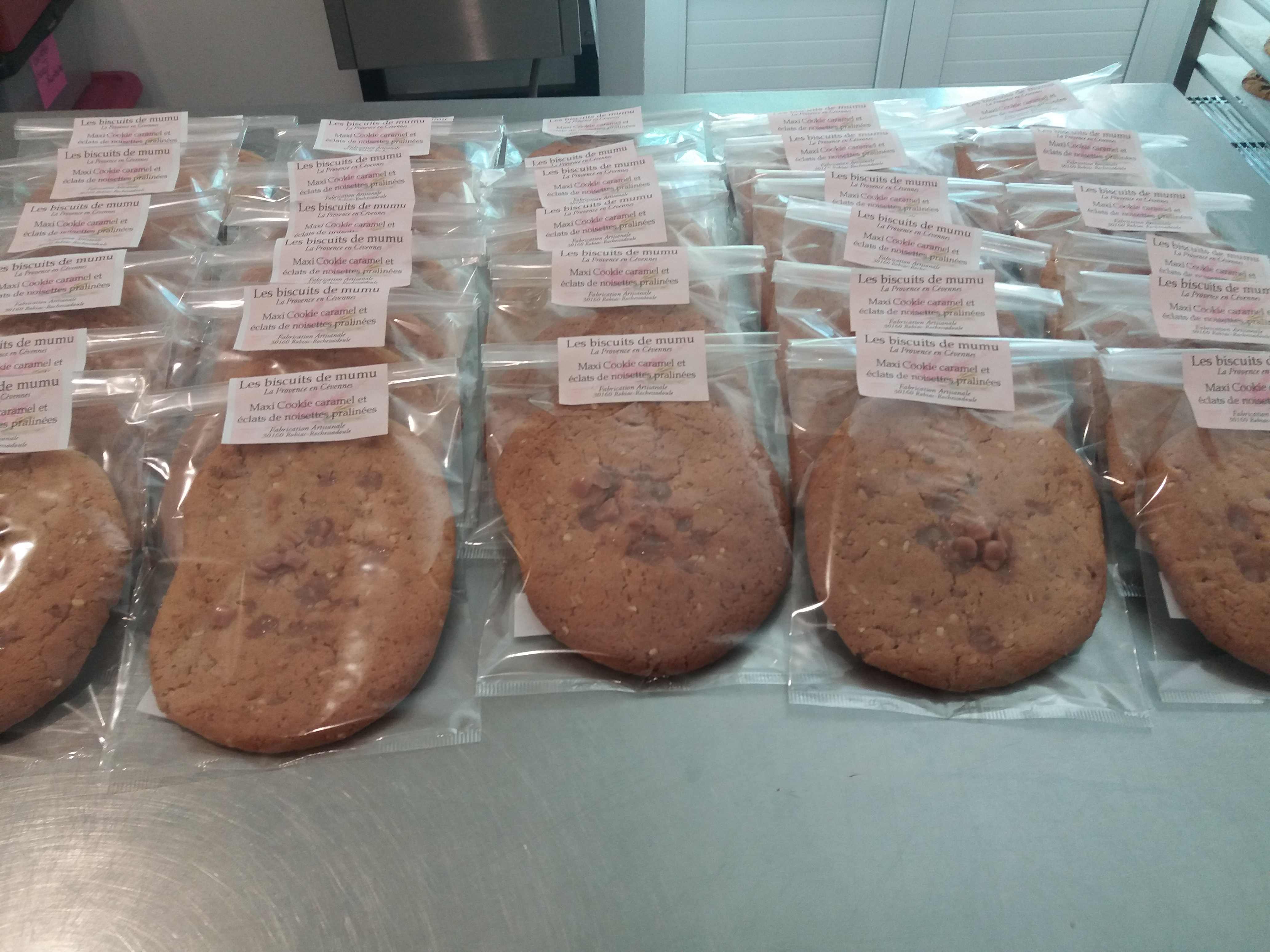 maxi cookie au caramel et éclats de noisettes pralinées