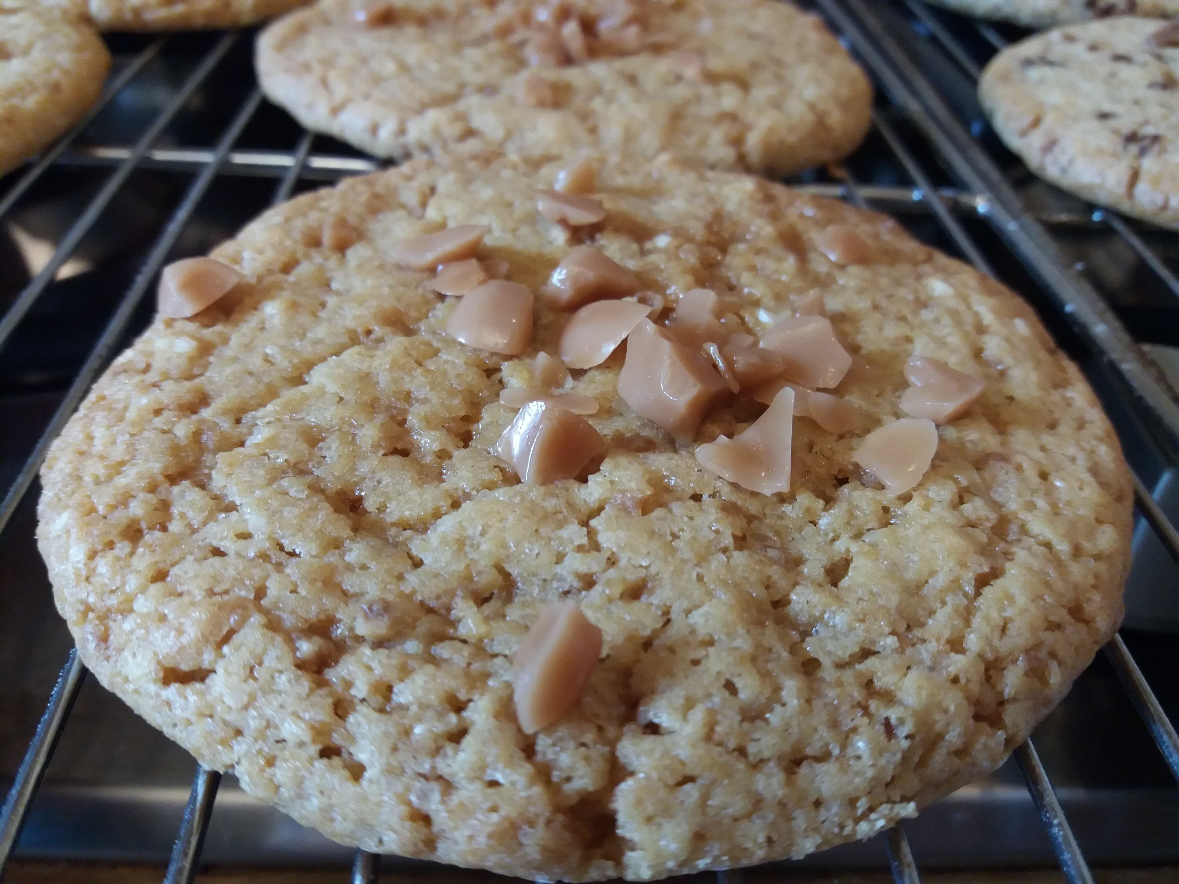 maxi cookie au caramel et éclats de noisettes pralinées