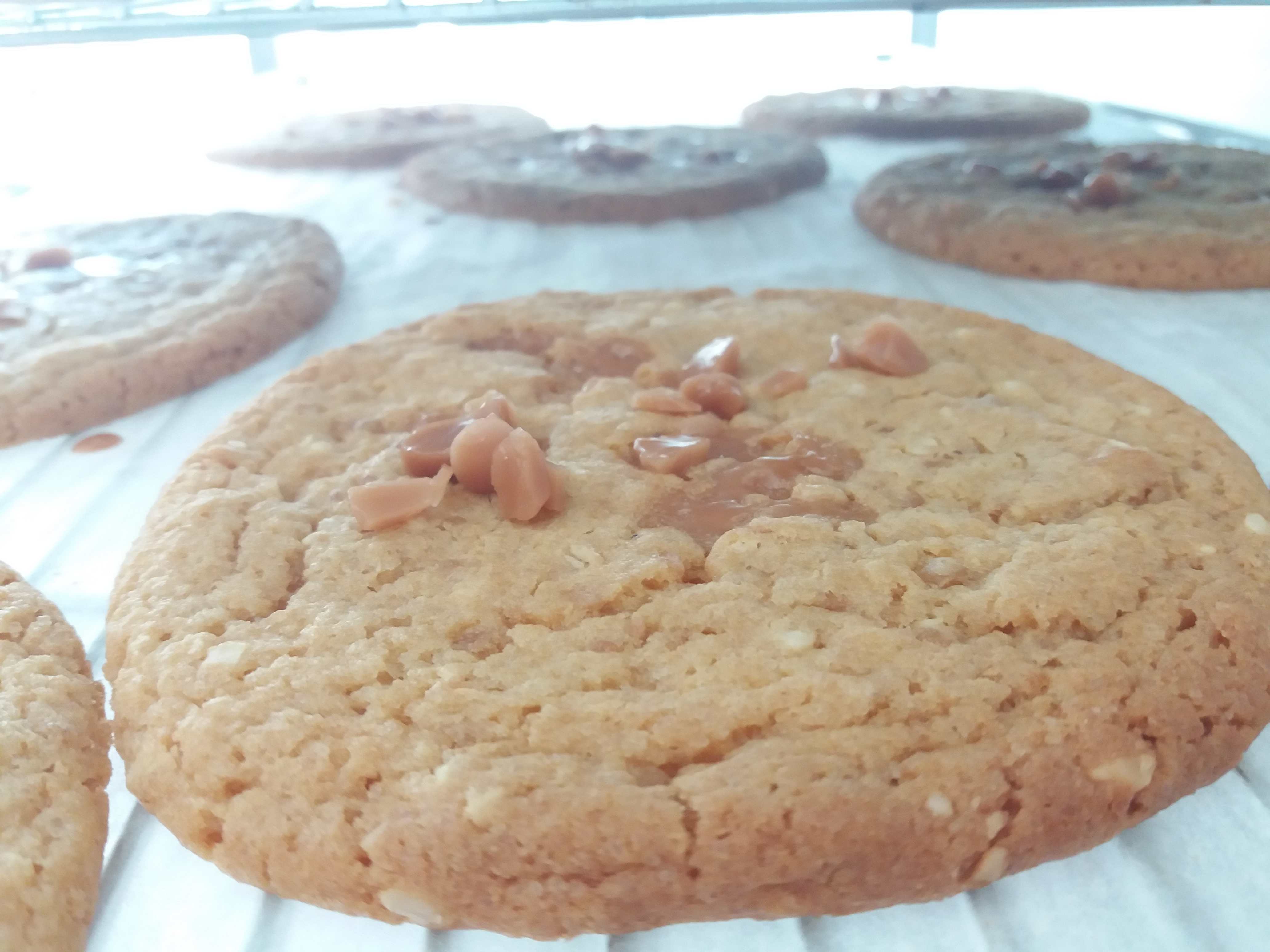 maxi cookie au caramel et éclats de noisettes pralinées