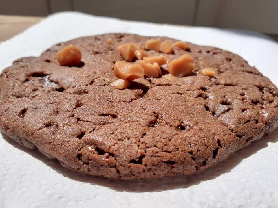 maxi cookie tout chocolat et caramel