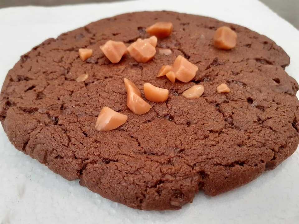 maxi cookie tout chocolat et caramel