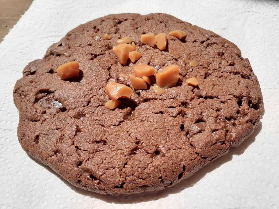 maxi cookie tout chocolat et caramel