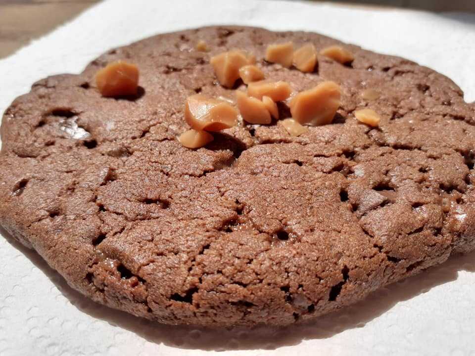 maxi cookie tout chocolat et caramel