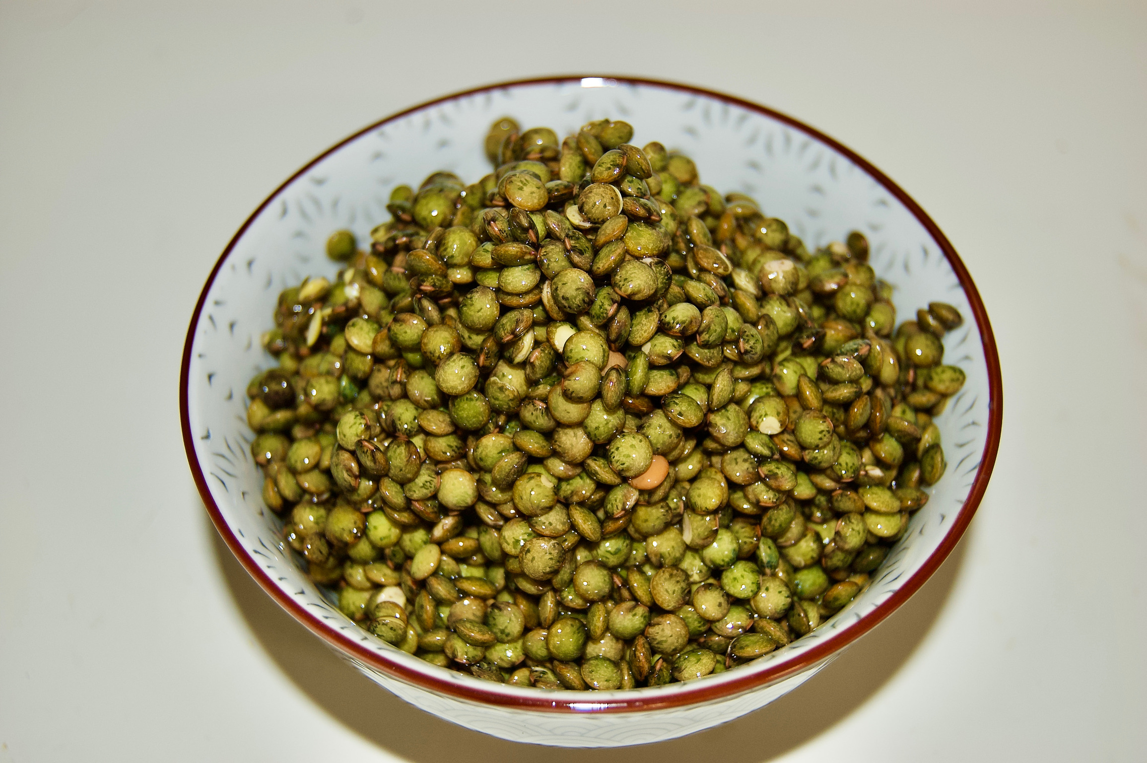 Lentilles vertes HVE trempees, germees, cuites vapeur et surgelees.